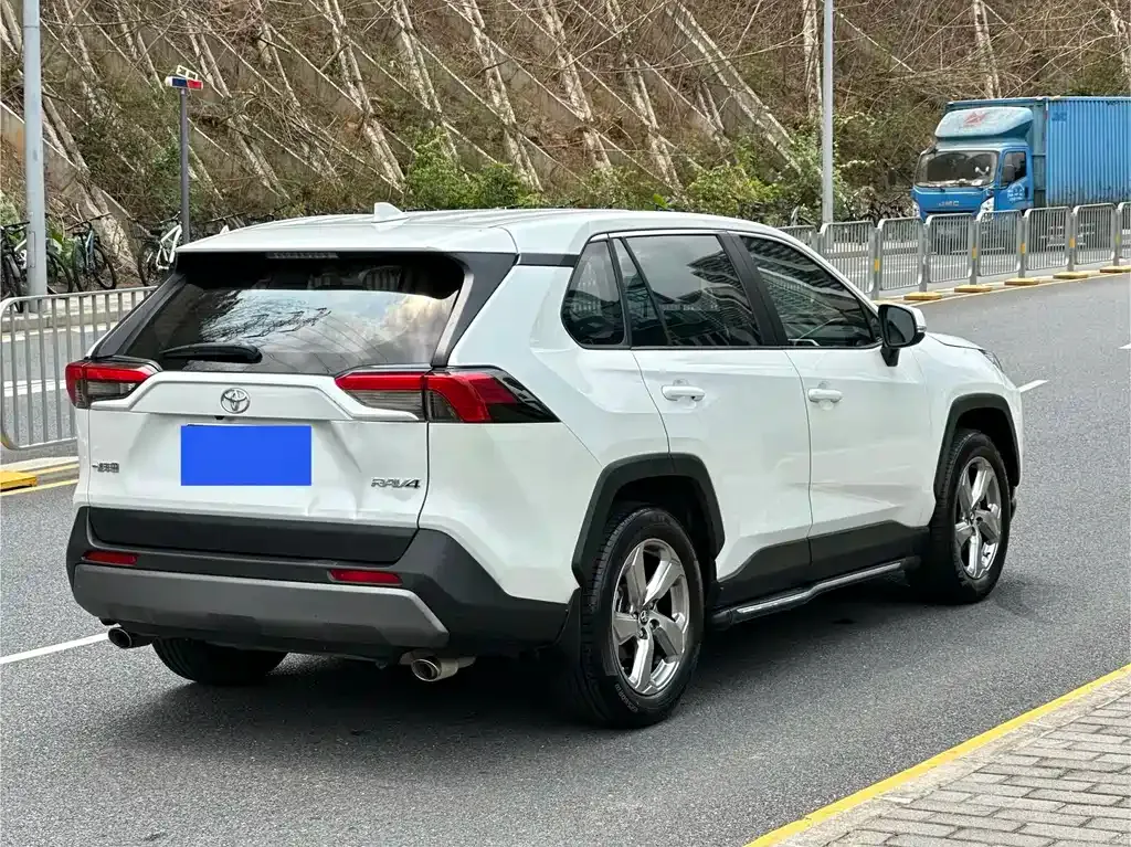 Toyota RAV4 — фото 8