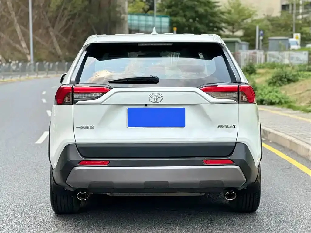 Toyota RAV4 — фото 7
