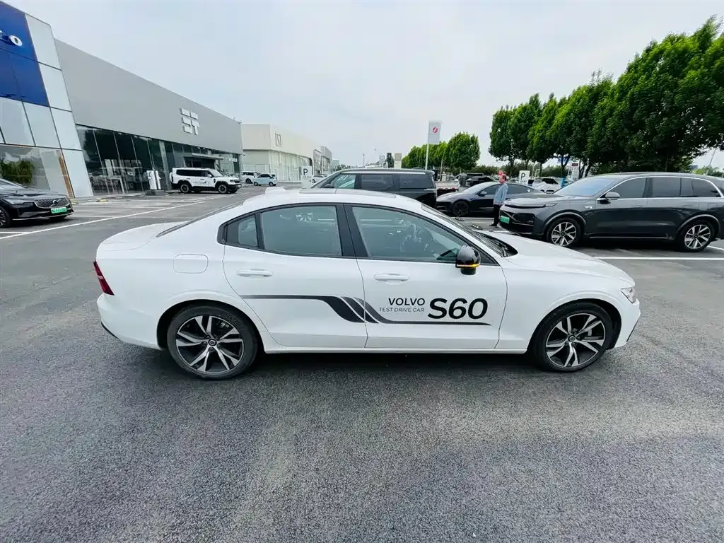 Volvo S60 — фото 4