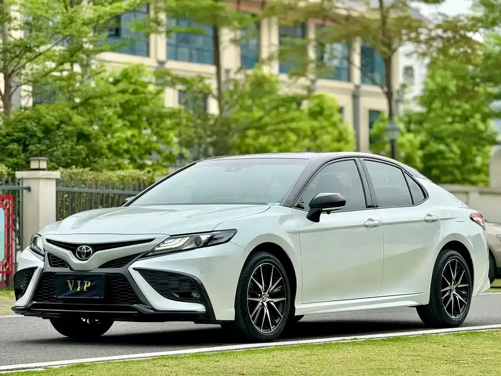 Toyota Camry — фото 1