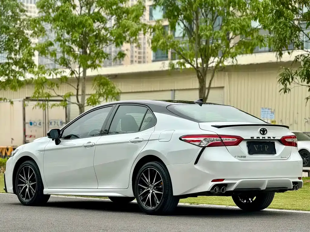 Toyota Camry — фото 3