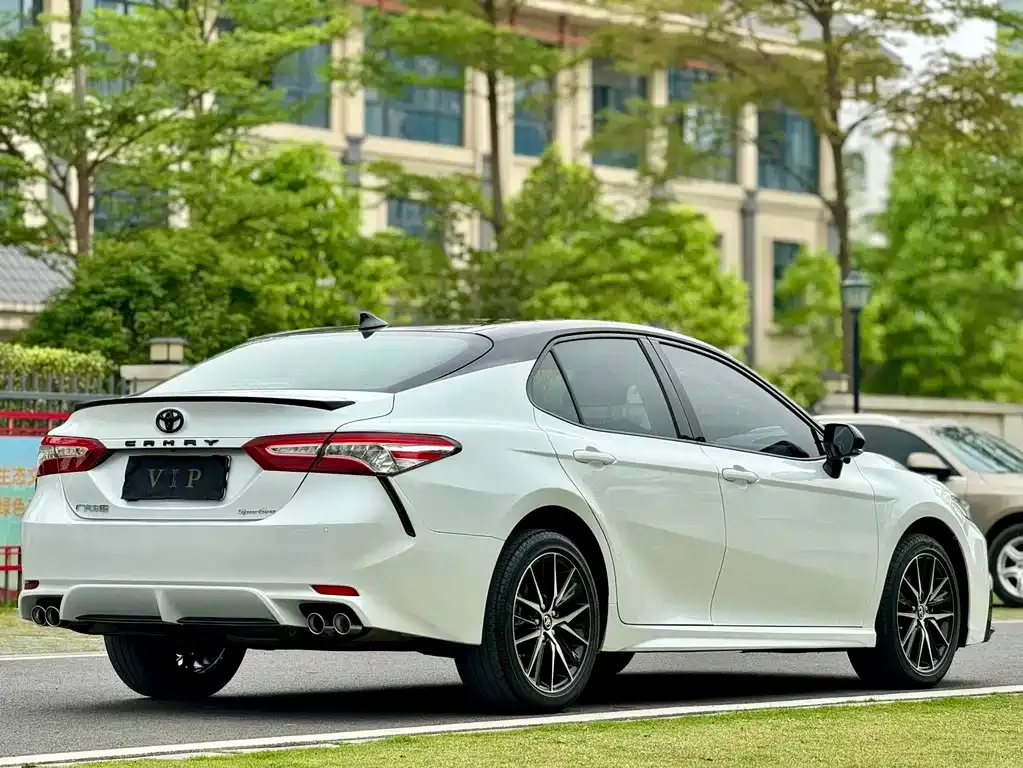 Toyota Camry — фото 2