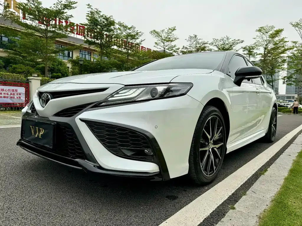 Toyota Camry — фото 9