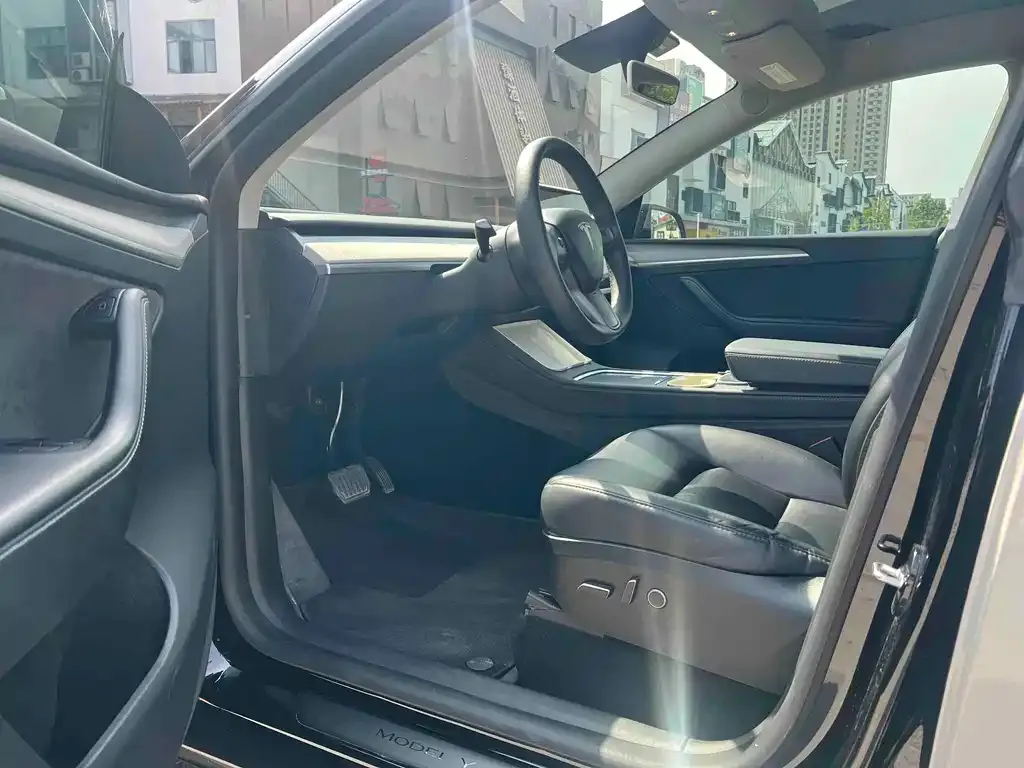 Tesla Model Y — фото 7