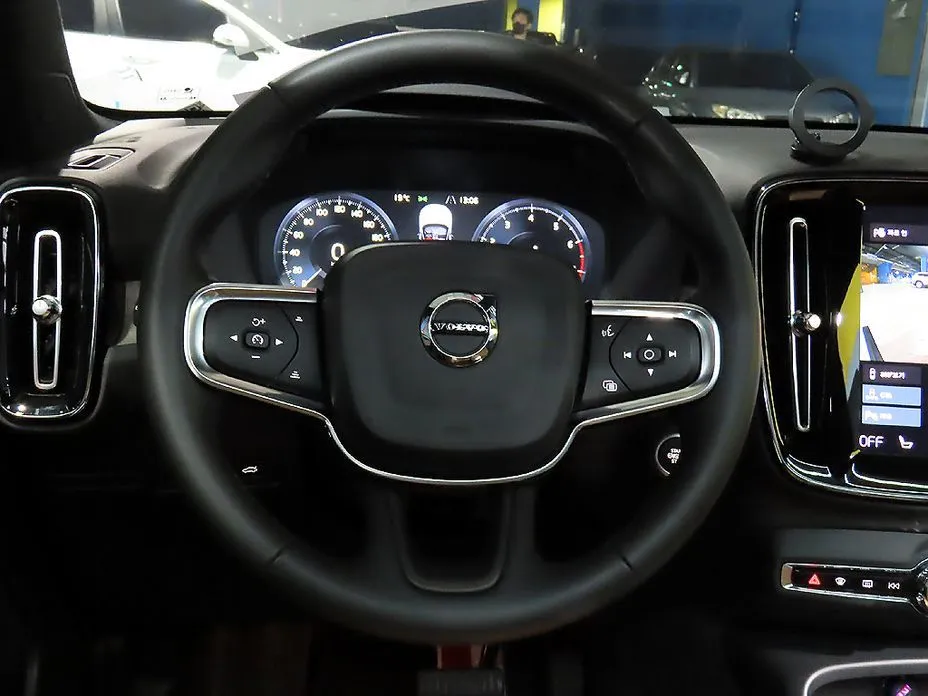 Volvo XC40 — фото 9