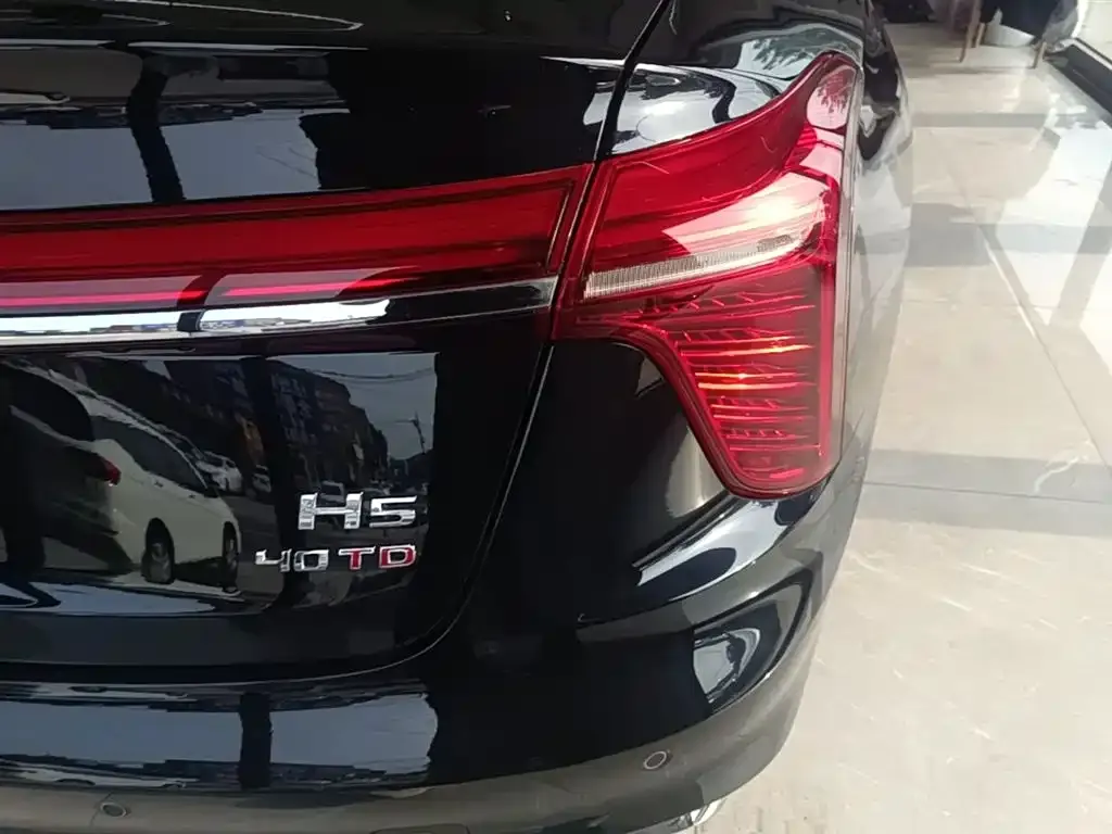 Hongqi H5 — фото 2