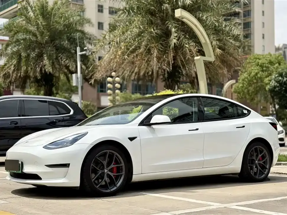 Tesla Model 3 — фото 1