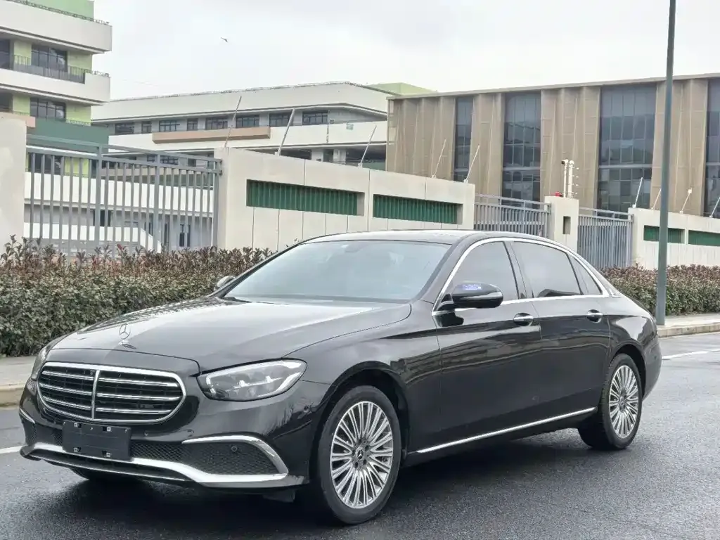 Mercedes-Benz E-Class — фото 1