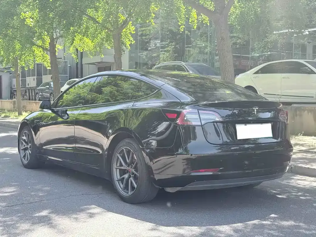 Tesla Model 3 — фото 3