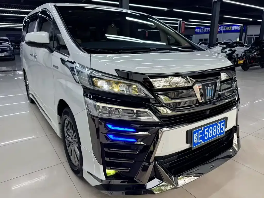 Toyota Alphard — фото 1