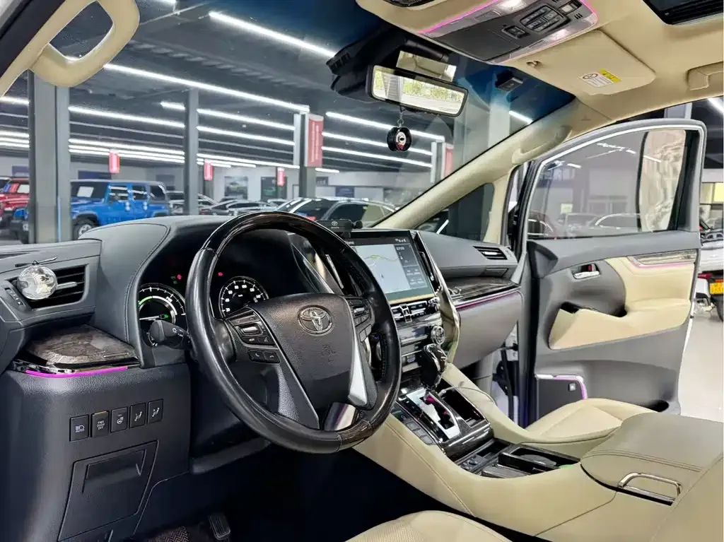 Toyota Alphard — фото 4