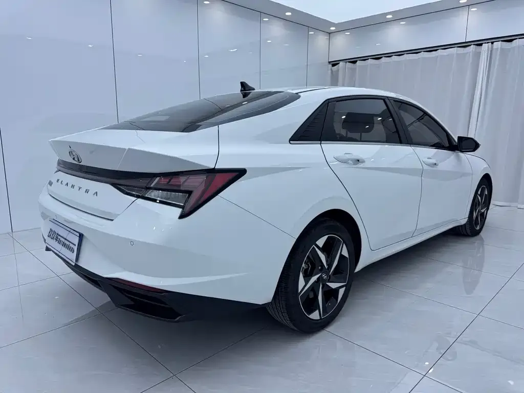 Hyundai Elantra — фото 3