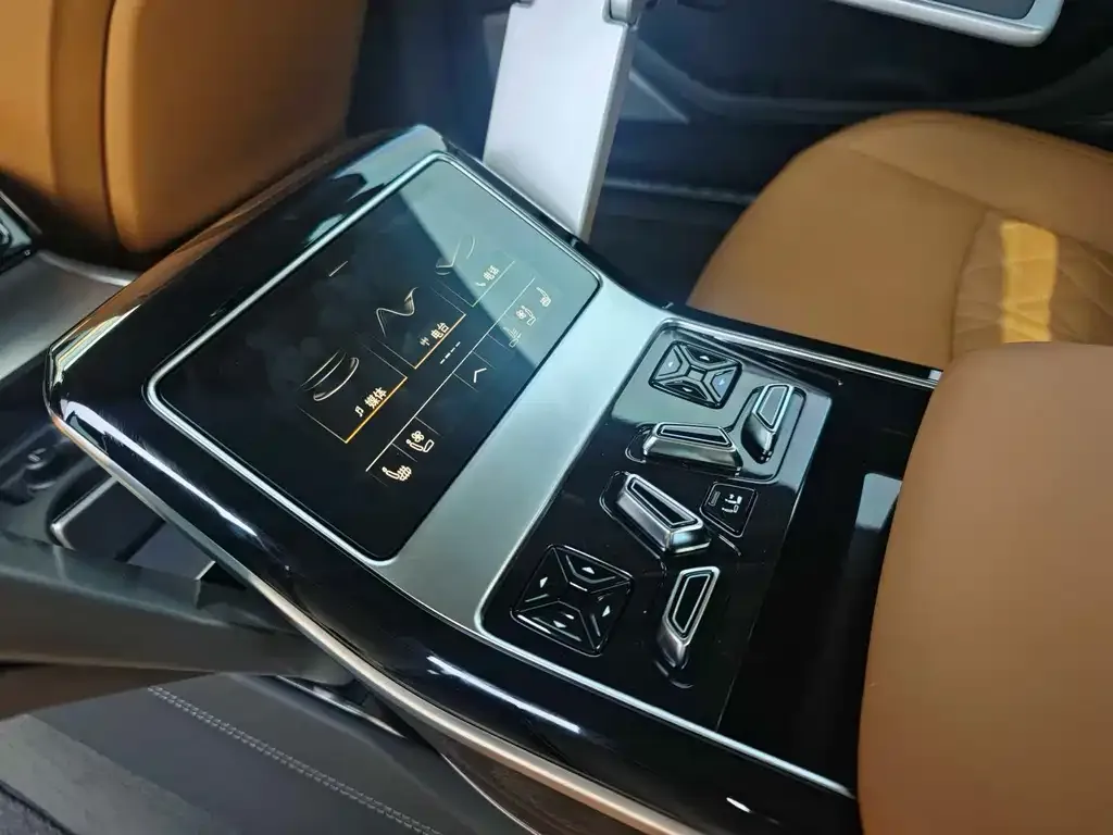 Audi A8 — фото 7