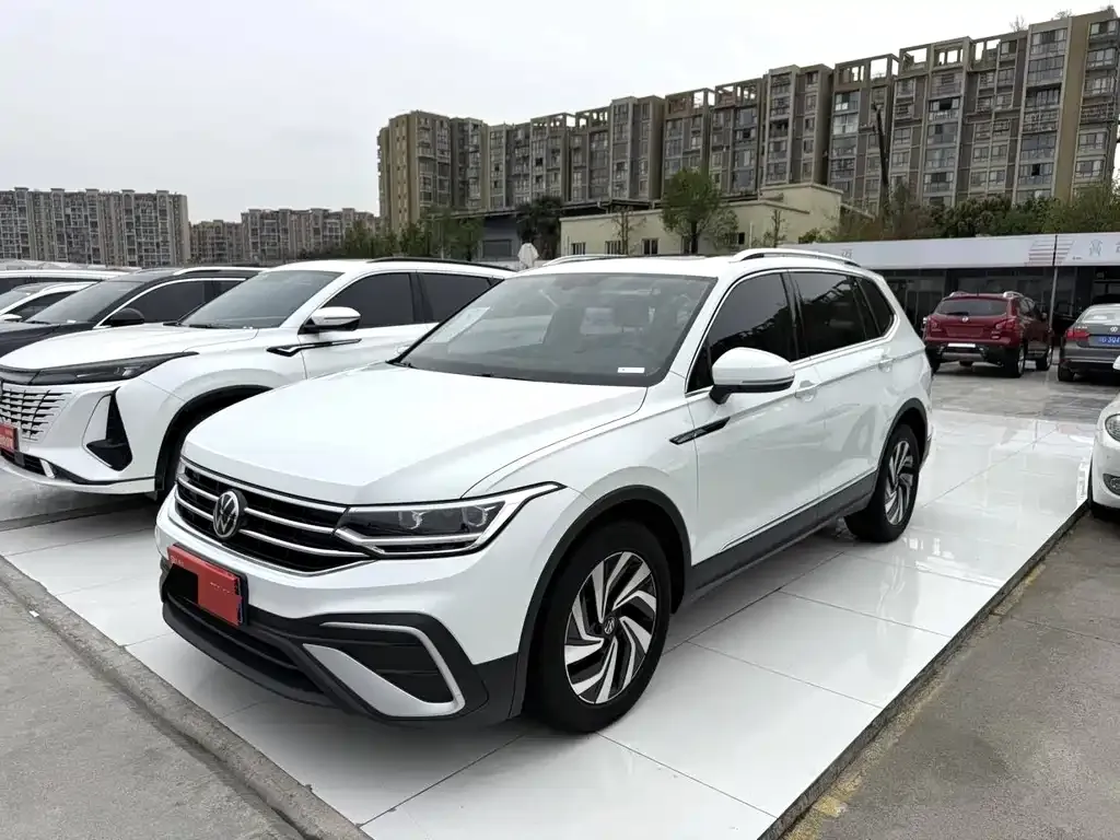 Volkswagen Tiguan L — фото 1