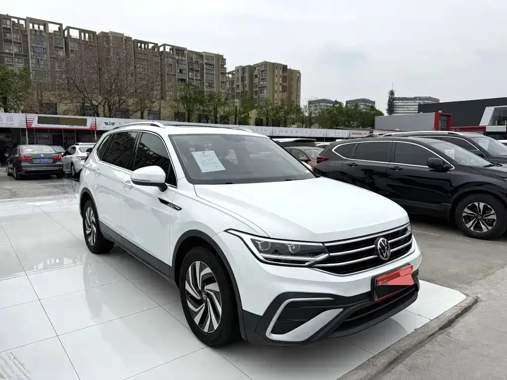Volkswagen Tiguan L — фото 3