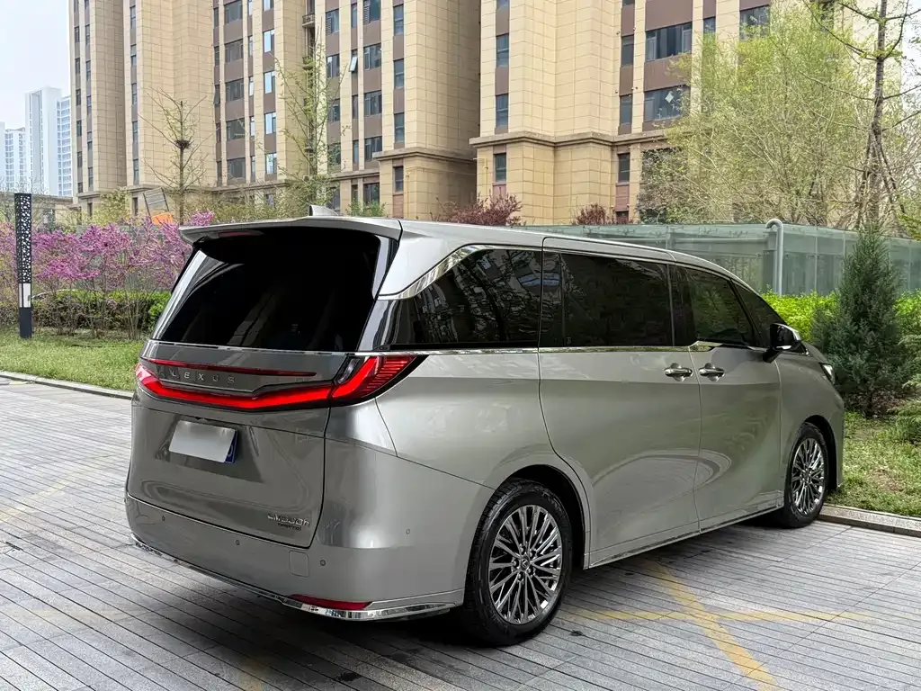 Lexus LM — фото 4