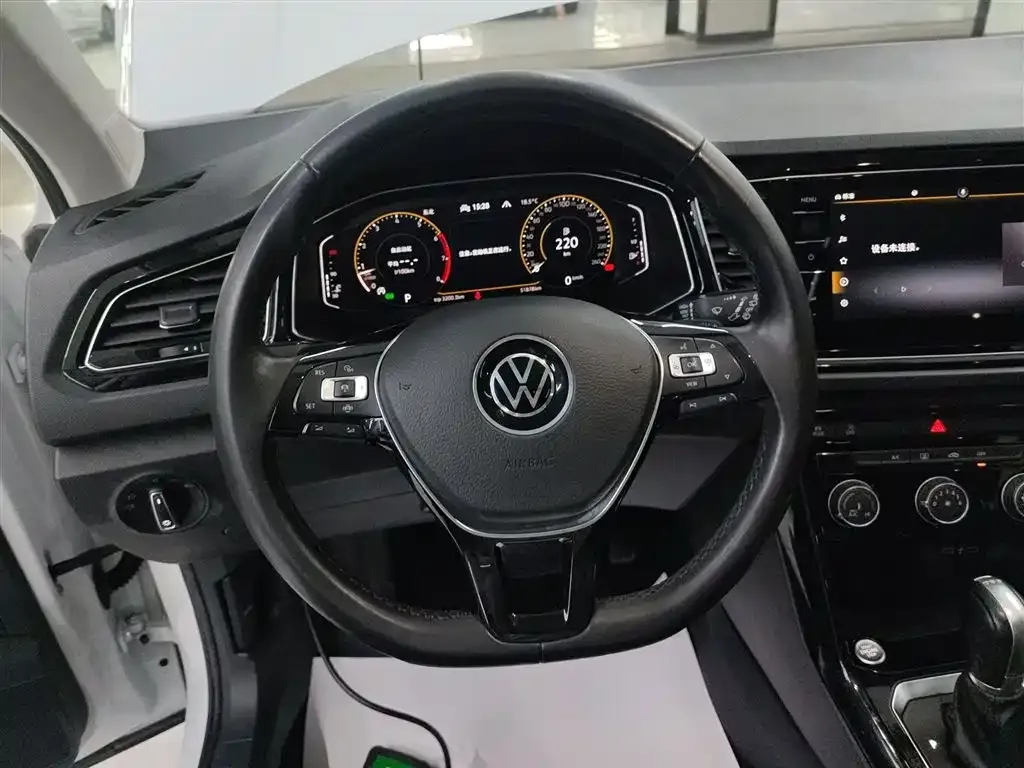 Volkswagen T-Roc — фото 5