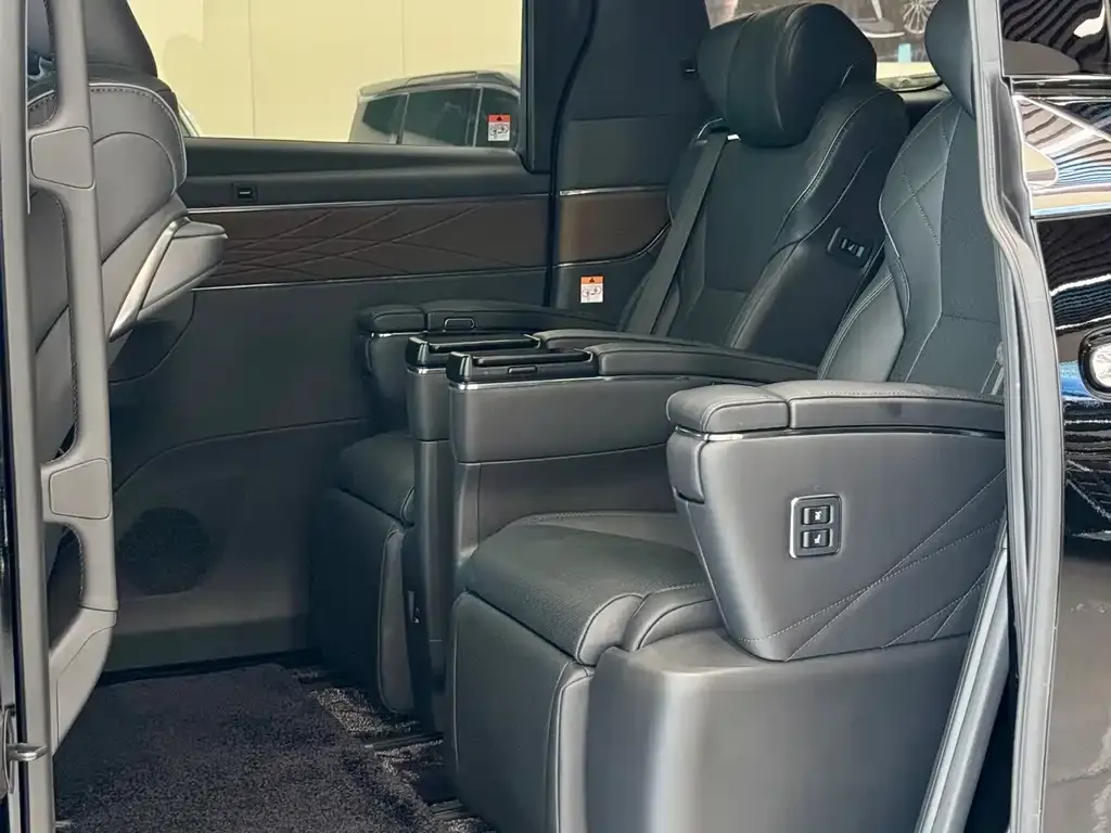 Toyota Vellfire — фото 10