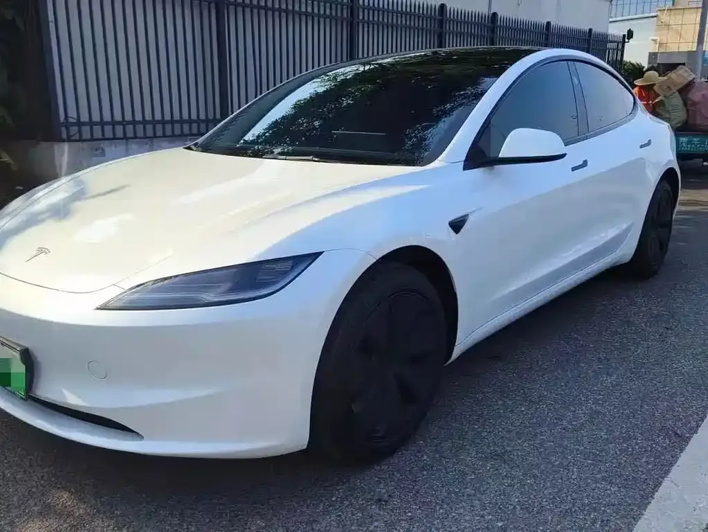 Tesla Model 3 — фото 1