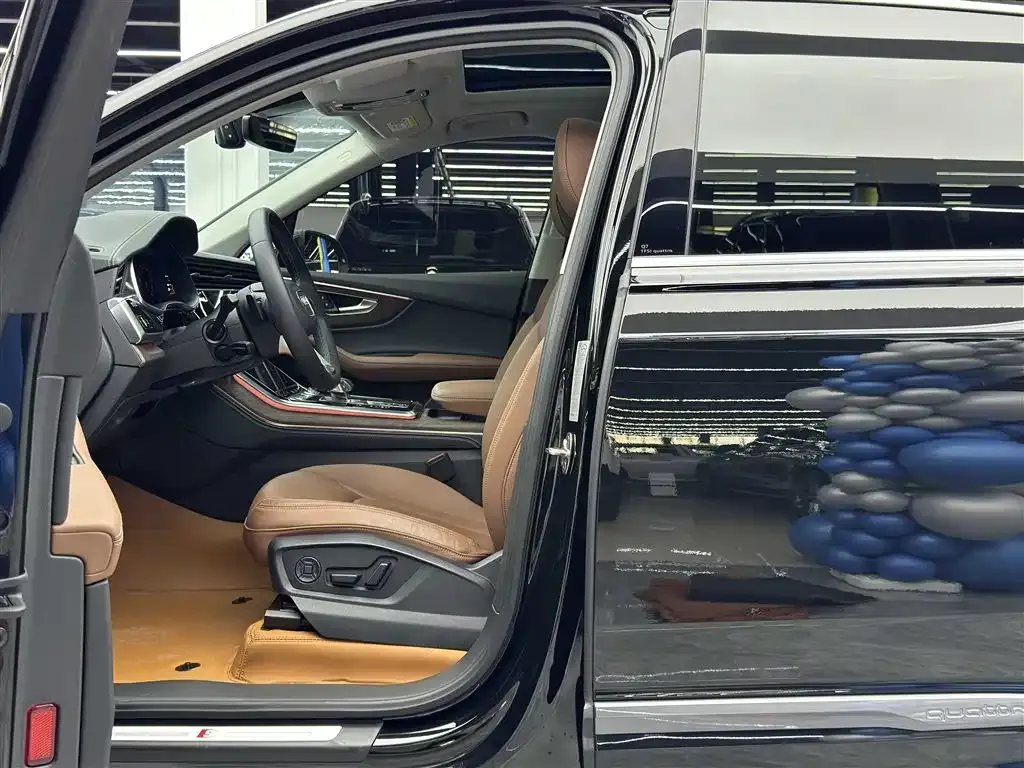 Audi Q7 2024 из CN, фото 2