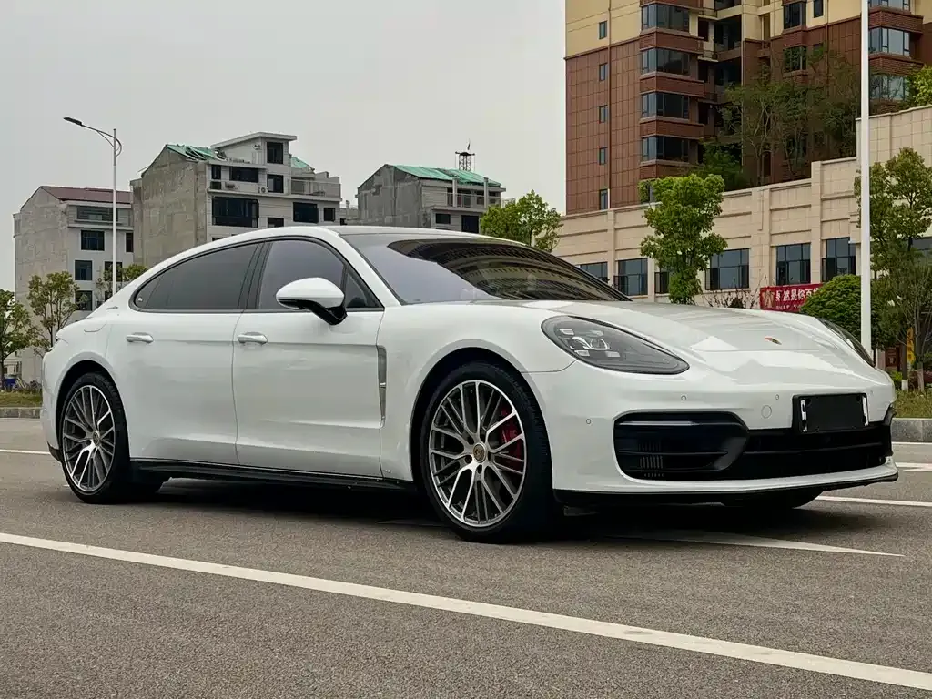Porsche Panamera — фото 1