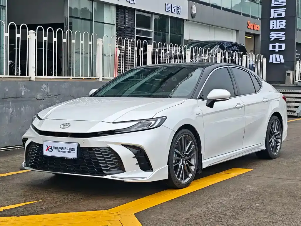 Toyota Camry — фото 1