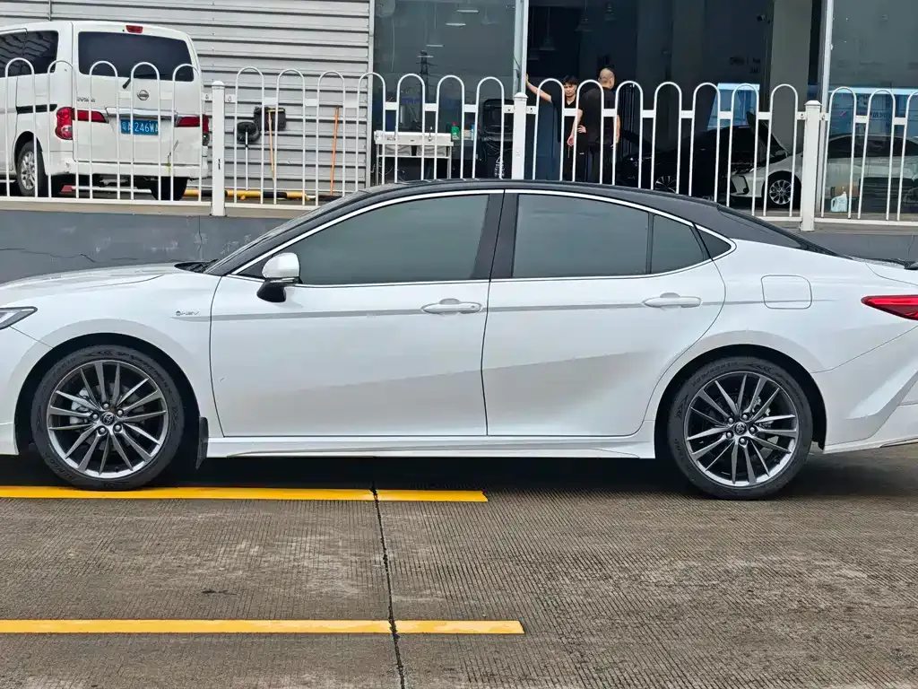 Toyota Camry — фото 7