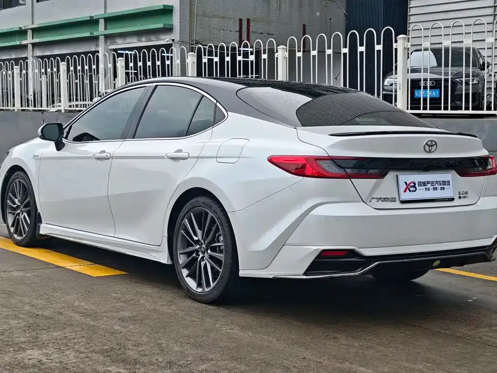 Toyota Camry — фото 10