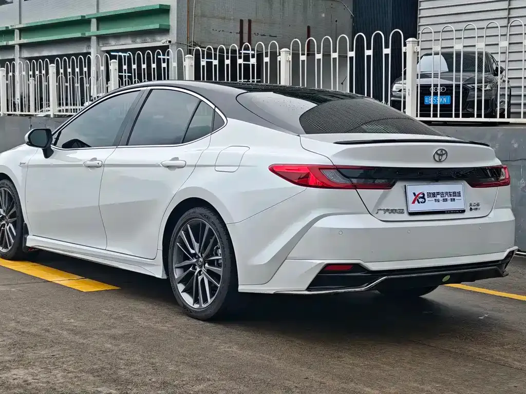 Toyota Camry — фото 4