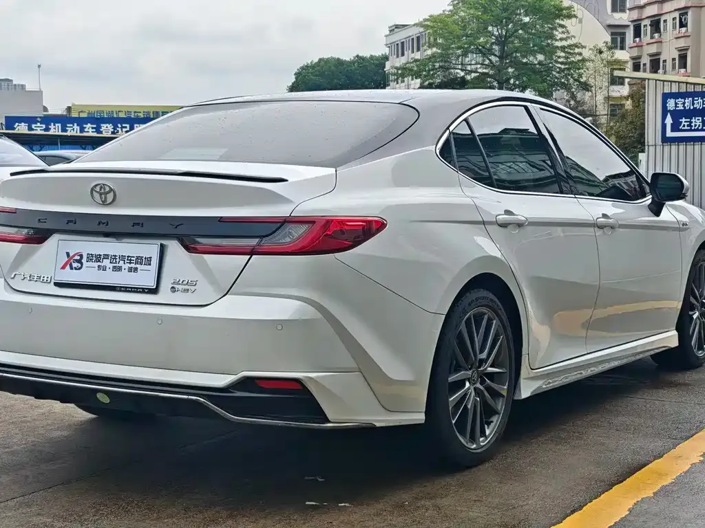 Toyota Camry — фото 5