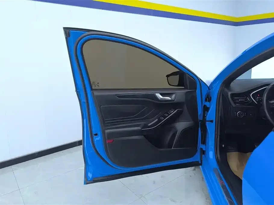 Ford Focus 2023 из CN, фото 2