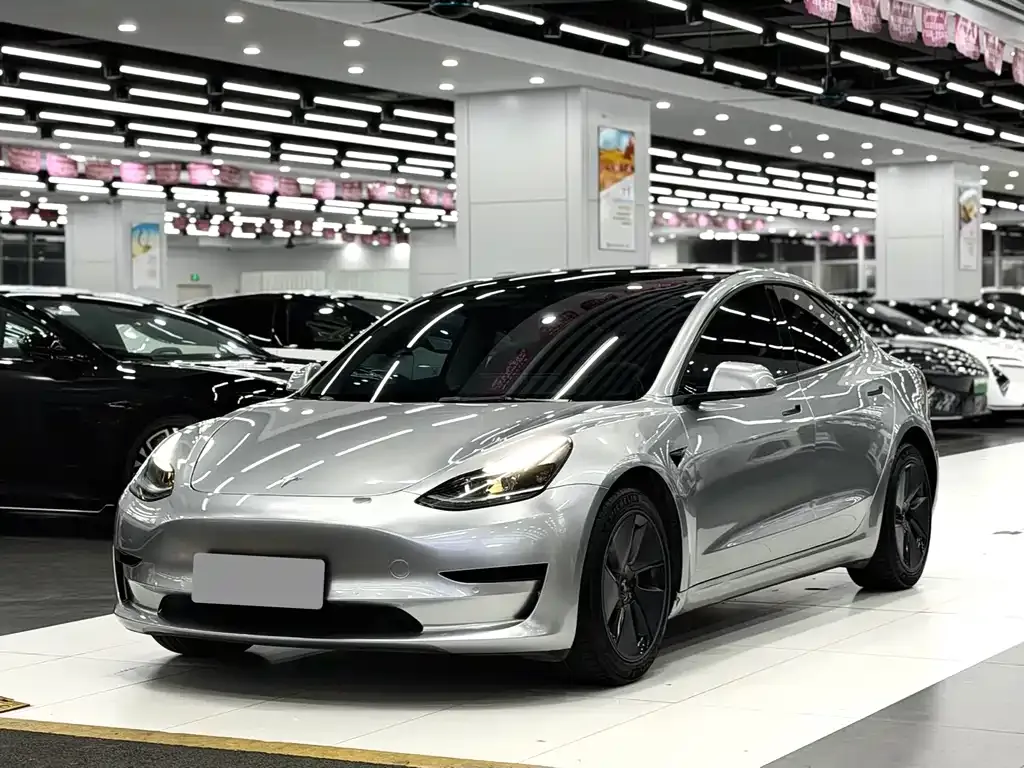 Tesla Model 3 — фото 1