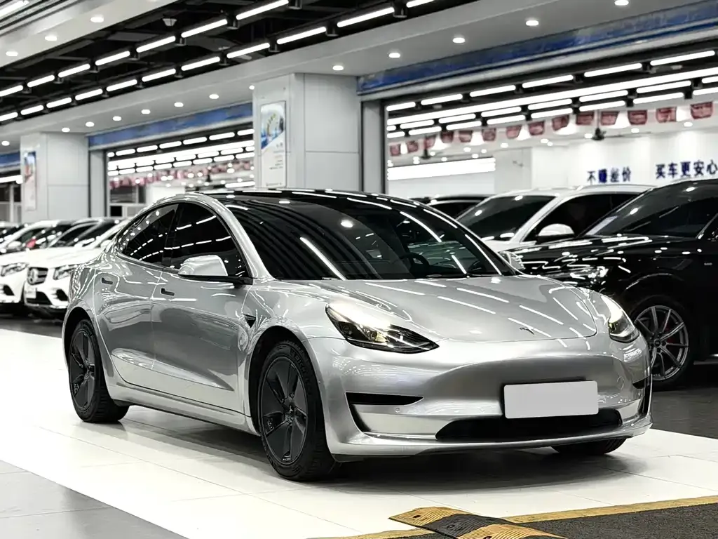Tesla Model 3 — фото 4