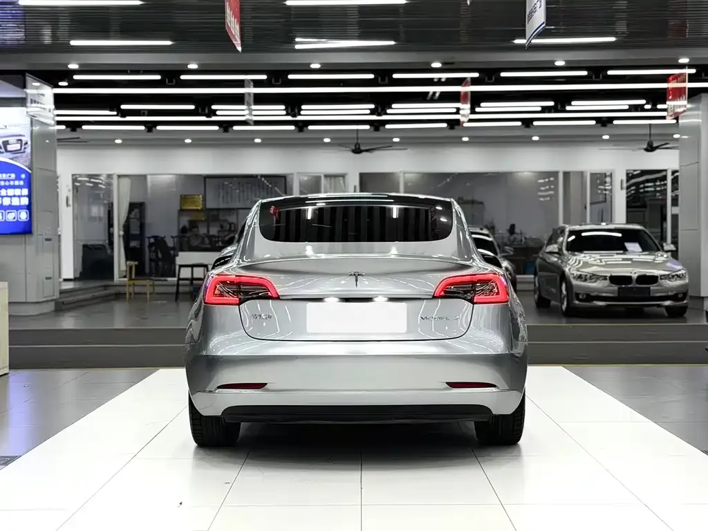 Tesla Model 3 — фото 5