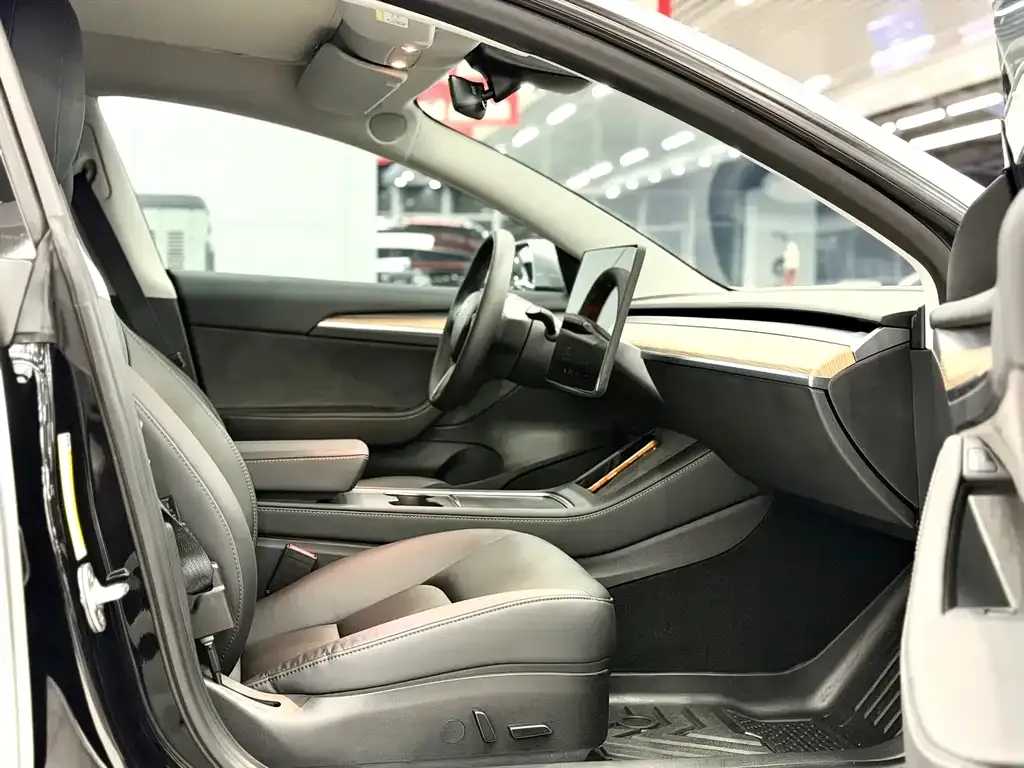 Tesla Model 3 — фото 10