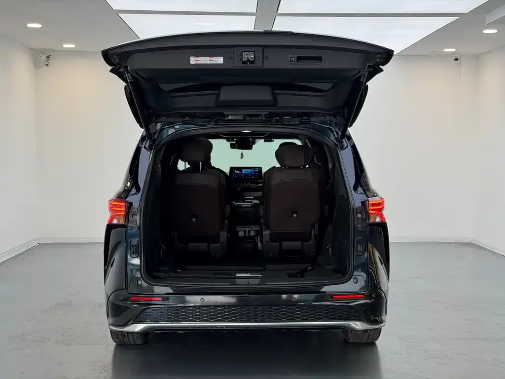 Toyota Granvia — фото 6