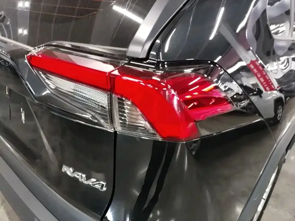 Toyota RAV4 — фото 5