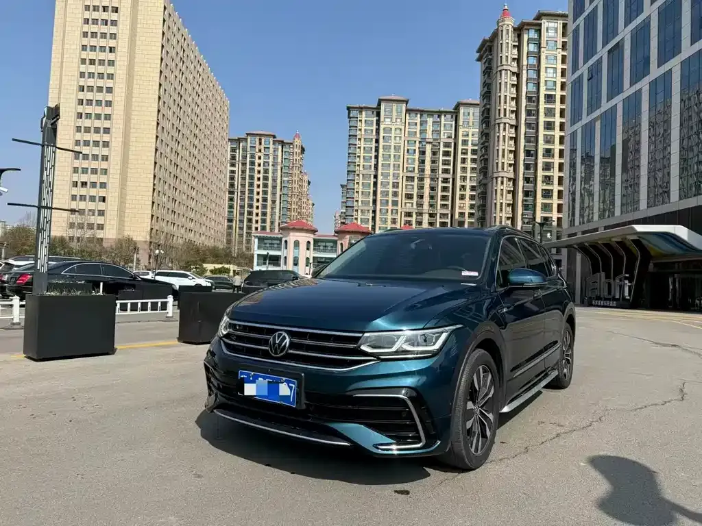 Volkswagen Tiguan L — фото 1