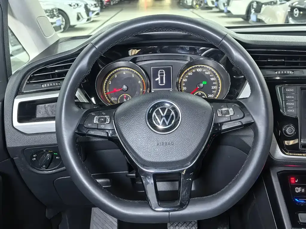 Volkswagen Touran 2021 из CN, фото 7