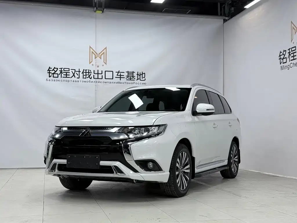 Mitsubishi Outlander — фото 1