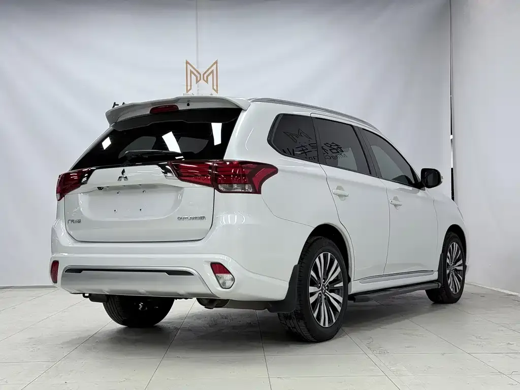 Mitsubishi Outlander — фото 5
