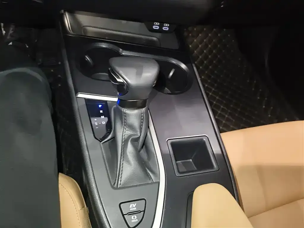 Lexus UX — фото 3