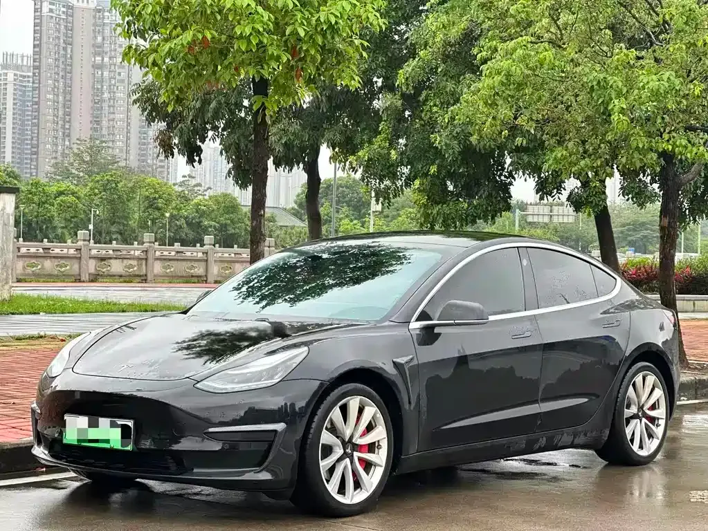 Tesla Model 3 — фото 1