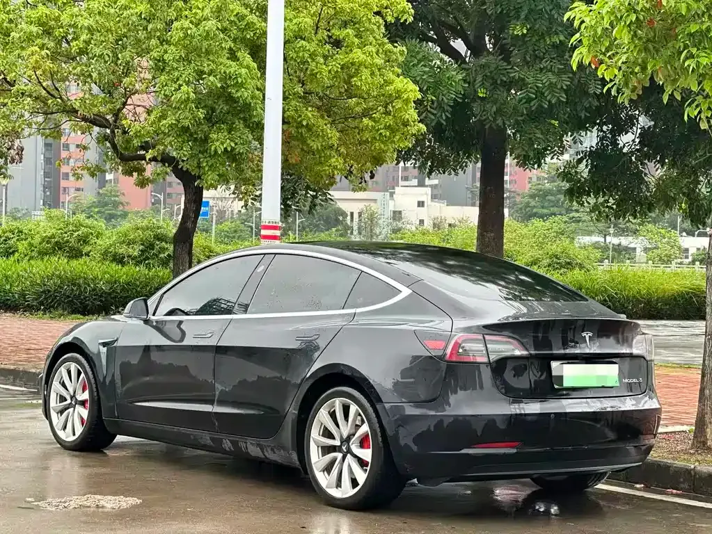 Tesla Model 3 — фото 9