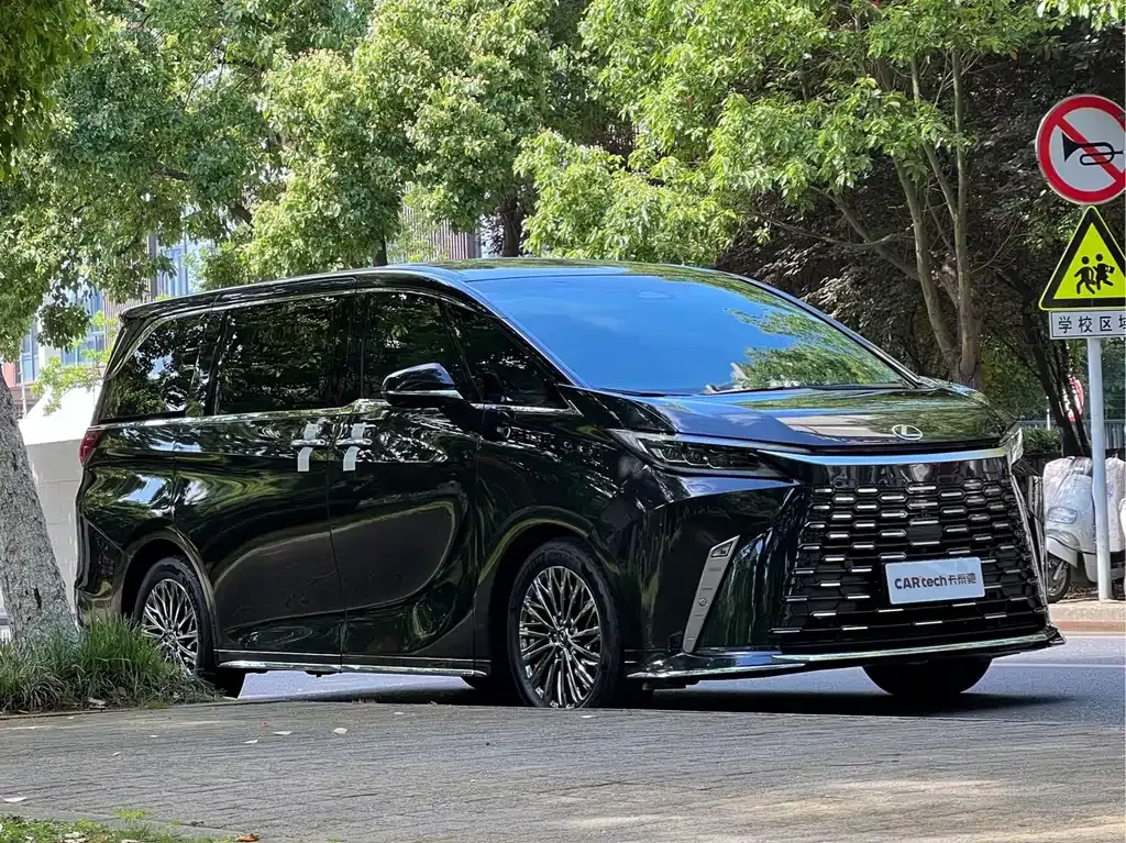 Lexus LM — фото 10