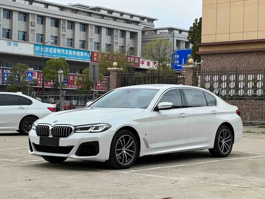 BMW 5 Series — фото 1