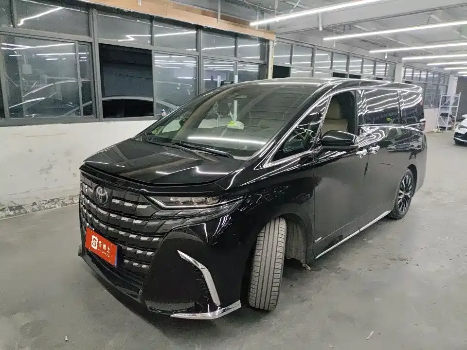 Toyota Alphard — фото 1