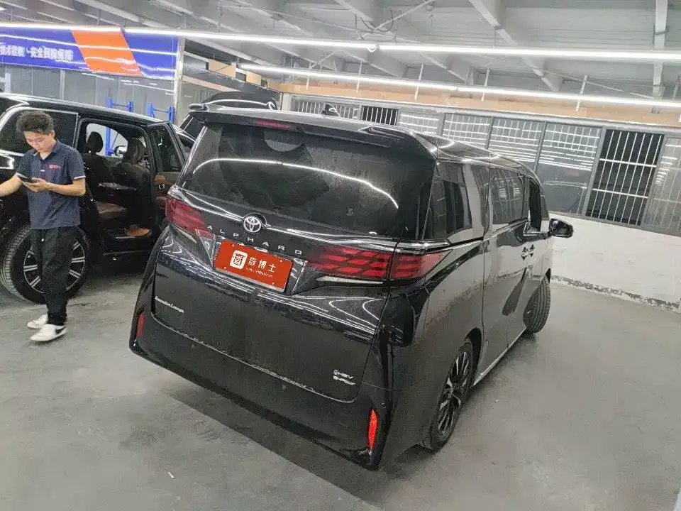 Toyota Alphard — фото 5