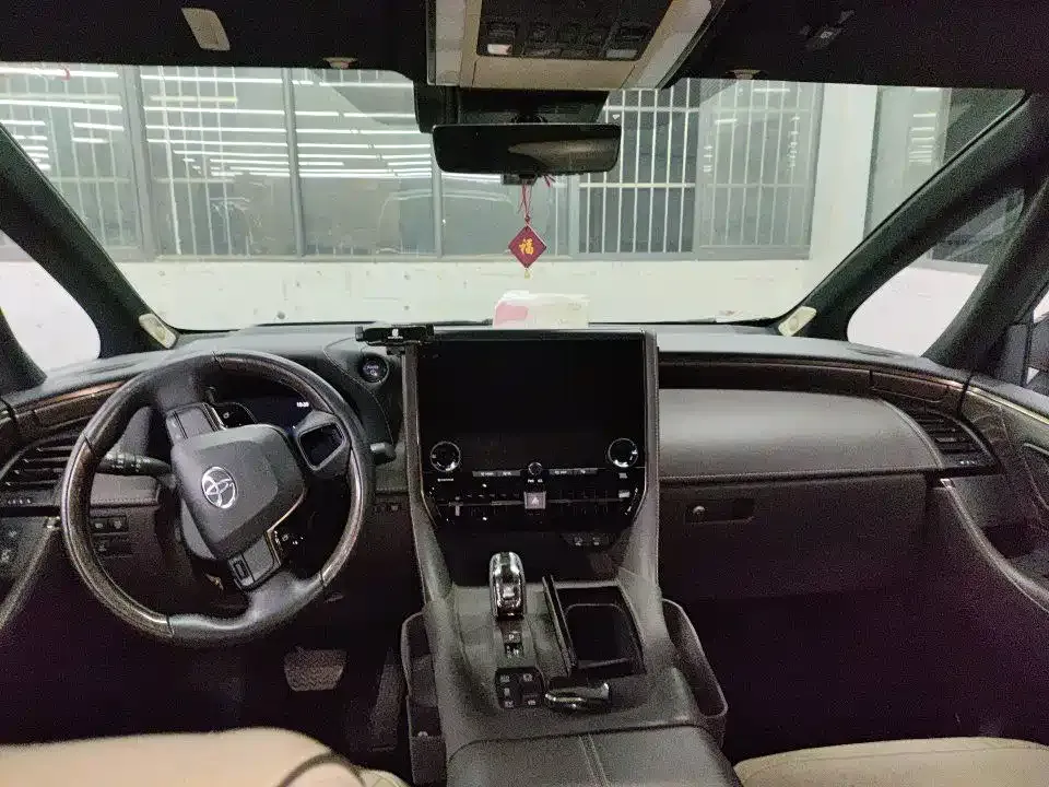 Toyota Alphard — фото 2