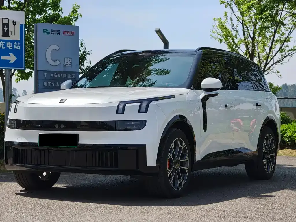 Lynk & Co 900